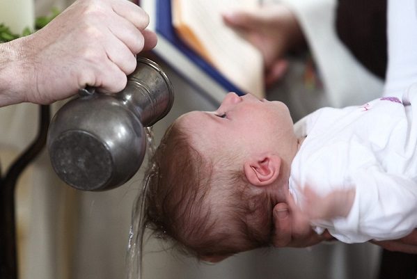 Causa indignación muerte de bebé de seis muere tras bautizo