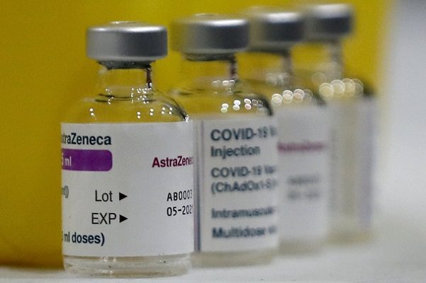 Vacuna de AstraZeneca registra eficacia completa contra variante británica