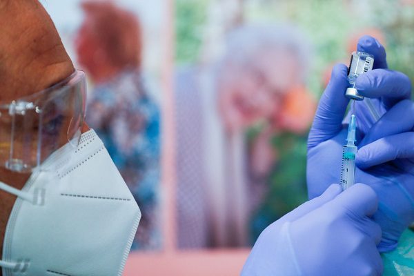 España prohíbe aplicación de vacuna de AstraZeneca en mayores de 55 años