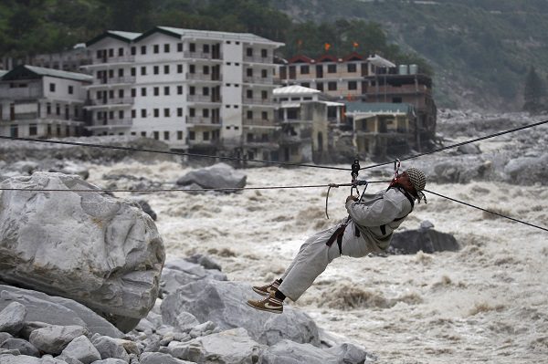 Tres muertos y 150 desaparecidos tras ruptura de glaciar en el Himalaya #VIDEO