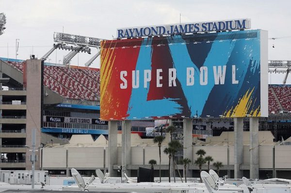 FBI detuvo a un hombre por volar un dron en área restringida del Super Bowl