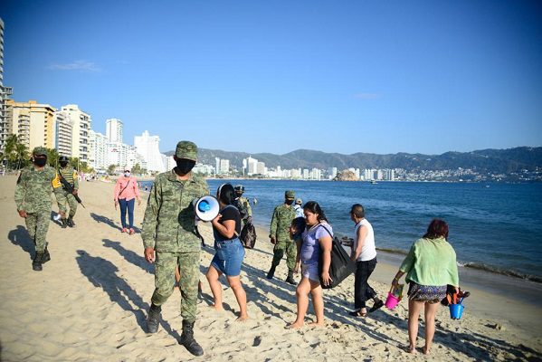 Para reducir contagios, soldados se encargan de desalojar playas de Acapulco