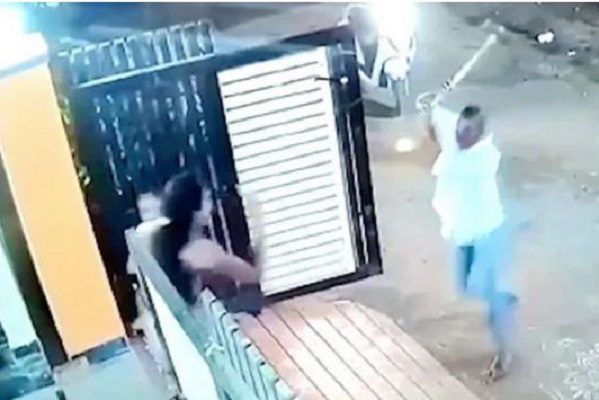 Por rechazarlo, hombre ataca a mujer casada con un hacha #VIDEO