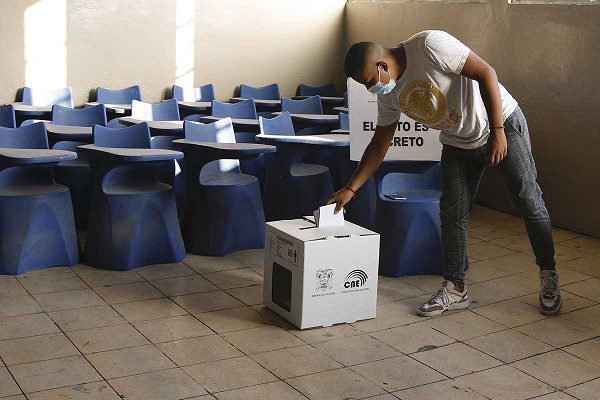 Ecuador inicia votación para elegir nuevo presidente