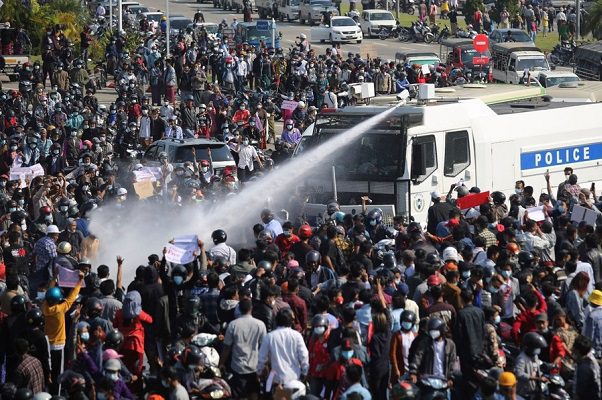 Tras tres días de protestas, militares imponen ley marcial en Myanmar #VIDEOS