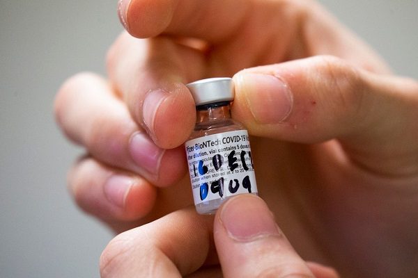 Vacuna de Pfizer es capaz de neutralizar tres variantes de Covid-19