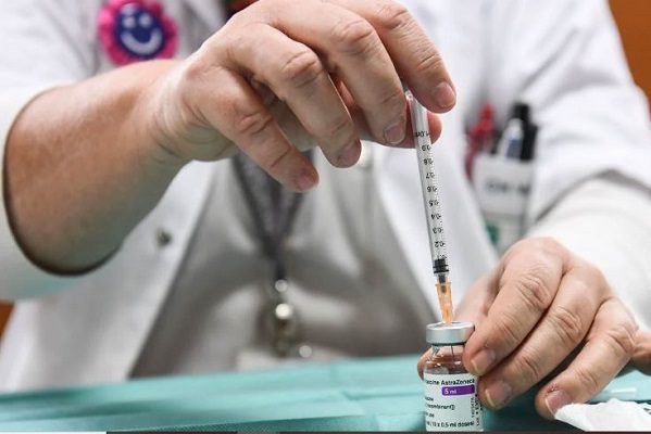 Sudáfrica suspende aplicación de la vacuna de AstraZeneca por falta de eficacia