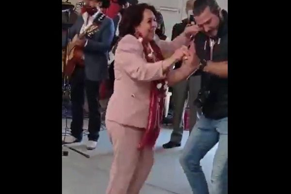 Así captaron en plena pandemia a aspirante de Morena a gubernatura de Querétaro #VIDEO