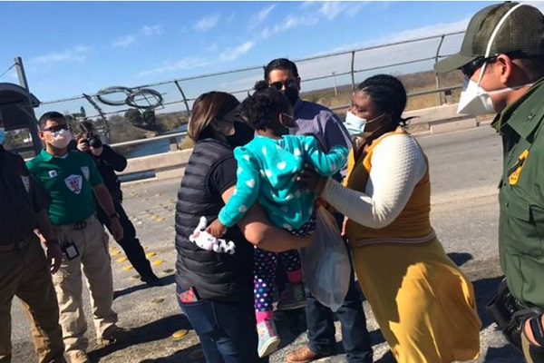 Vuelve con sus padres la niña abandona por migrantes en el Río bravo