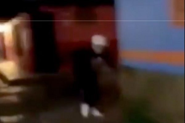 Denuncian a joven que se graba atacando a ancianos por la espalda #VIDEO