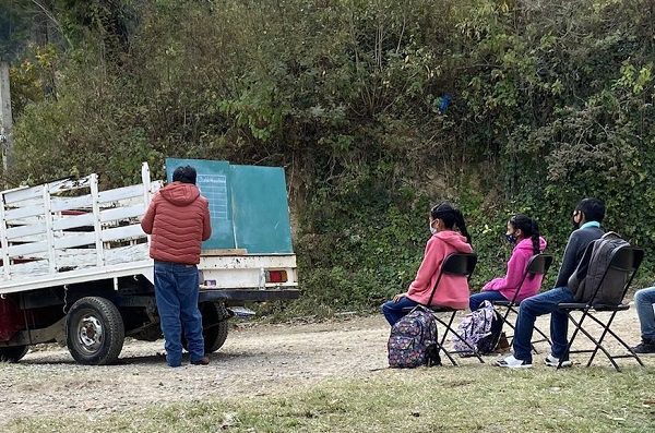 Maestro queretano adapta su camioneta para dar clases en comunidades remotas