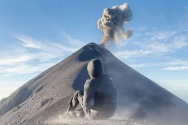 Joven es sorprendido por erupción de volcán mientras meditaba #VIDEO