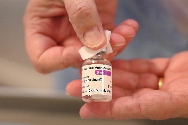 Vacuna de AstraZeneca da protección de solo 10% contra variante sudafricana, revela estudio