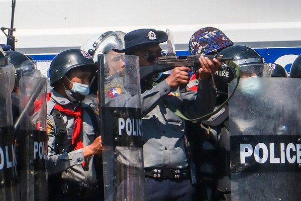 Al menos siete manifestantes heridos de bala en protestas en Birmania #VIDEOS