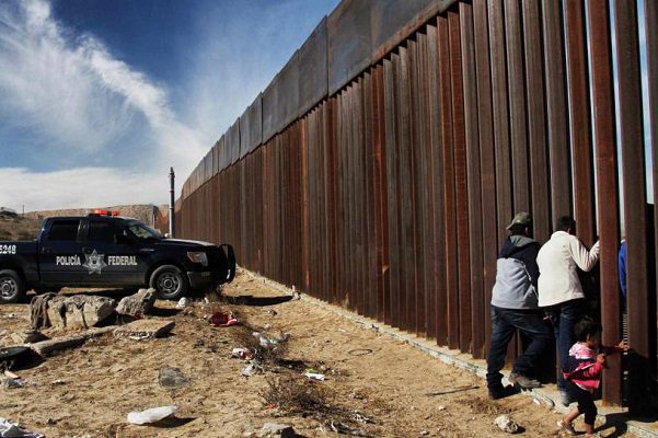Biden detiene construcción del muro con México