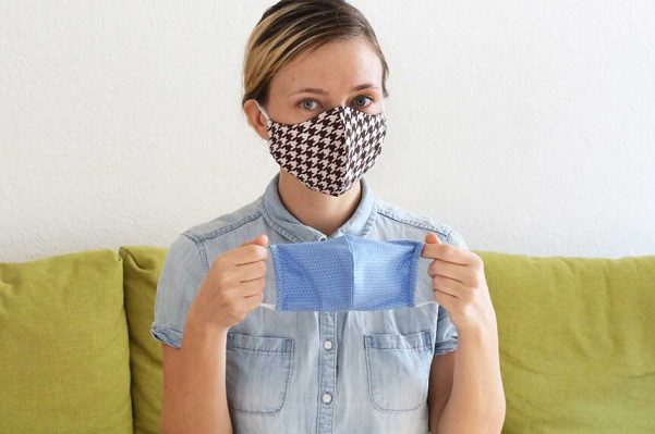 Autoridad sanitaria de EU recomienda el uso de cubrebocas doble