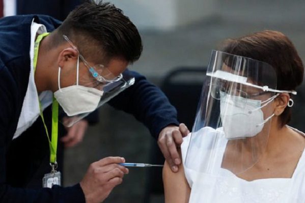 Vacunados contra Covid-19 pueden contagiar a otras personas, advierte OMS