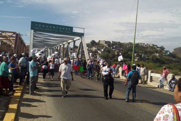 Van tres días de bloqueos en carreteras del Istmo, en Oaxaca