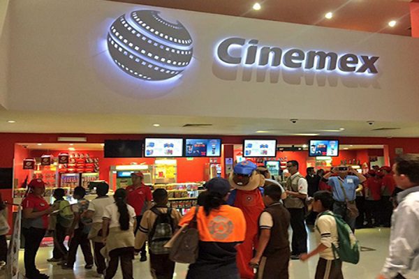 Cinemex cierra 145 complejos indefinidamente por deuda millonaria: Bloomberg