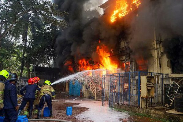 19 muertos tras explosión en fábrica en la India #VIDEOS