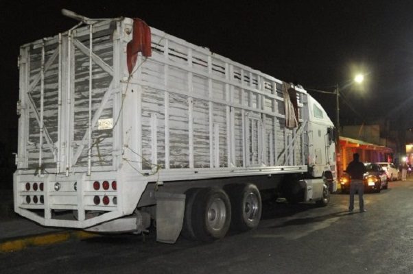 Resguardan a 108 migrantes hacinados en un camión, en NL