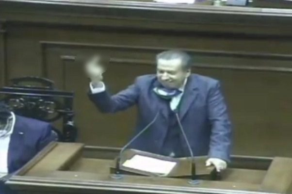 Diputado argumenta su postura sobre el aborto con seña obscena #VIDEO