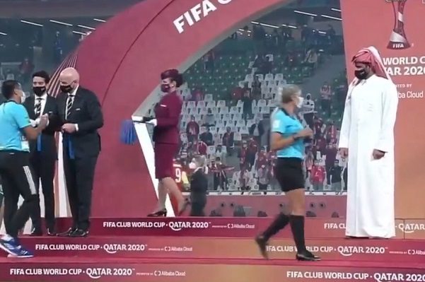 Jeque de Qatar niega saludo a árbitras y causa polémica #VIDEO