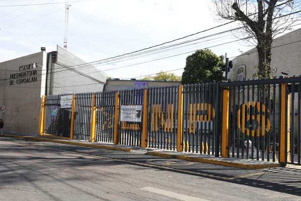 Encapuchados mantienen tomada la Prepa 6 de la UNAM