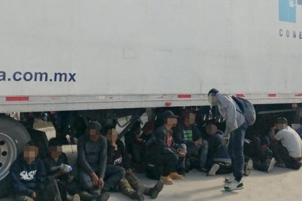 Rescatan a 233 migrantes hacinados en un camión, en Veracruz