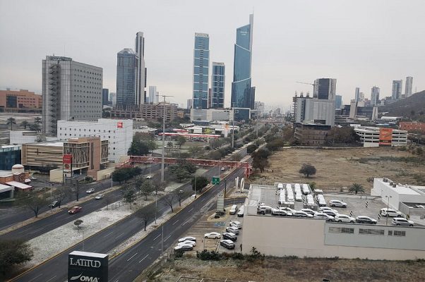 Científicos estadounidenses alertaron este domingo sobre la identificación de al menos siete variantes en la mutación del virus SARS-CoV2, según un estudio que retomó el New York Times. La publicación refiere que hasta el momento es insuficiente la información para asegurar que las variantes sean más contagiosas, sin embargo, la mutación ha generado una serie de sospechas por parte de los científicos. PUBLICIDAD Te podría interesar: El 10% de la población en Estados Unidos ya recibió la primera dosis de la vacuna contra Covid-19 “Claramente, algo está sucediendo con esta mutación”, dijo Jeremy Kamil, virólogo del Centro de Ciencias de la Salud de la Universidad Estatal de Louisiana en Shreveport y coautor de la investigación al diario. El especialista Kamil relató que tuvo conocimiento de las nuevas variantes mientras estudiaba muestras de pruebas en Louisiana a finales de enero, donde observó una variante desconocida hasta ese momento. “La mutación alteró las proteínas que tapan la superficie del coronavirus. Conocidas como proteínas de pico, son cadenas plegadas de más de 1200 bloques de construcción moleculares llamados aminoácidos”, expuso. La noche de su descubrimiento, según contó al New York Times, el doctor subió los genomas de los virus a una base de datos en línea utilizada por científicos de todo el mundo. A la mañana siguiente, recibió un correo electrónico de Daryl Domman de la Universidad de Nuevo México. Él y sus colegas acababan de encontrar la misma variante en su estado, con la misma mutación en sus muestras. También lee: Tormenta invernal deja sin electricidad a noroeste de Estados Unidos PUBLICIDAD Los científicos se preguntaron si el linaje que habían descubierto era el único que tenía una mutación. Al sondear la base de datos, Kamil y sus colegas encontraron otros seis linajes que obtuvieron independientemente la misma variación por sí mismos. De acuerdo con especialistas consultados por el diario, es difícil decir si las nuevas variantes son más contagiosas o identificar el lugar donde surgieron por primera vez en el país ya que la mayoría de las pruebas se realizaron durante la temporada de viajes por las fiestas decembrinas. Junto a ellas, otras mutaciones conocidas incluye a las variantes que se detectaron por primera vez en el Reino Unido y Sudáfrica, las cuales son consideradas como de rápida transmisión local.