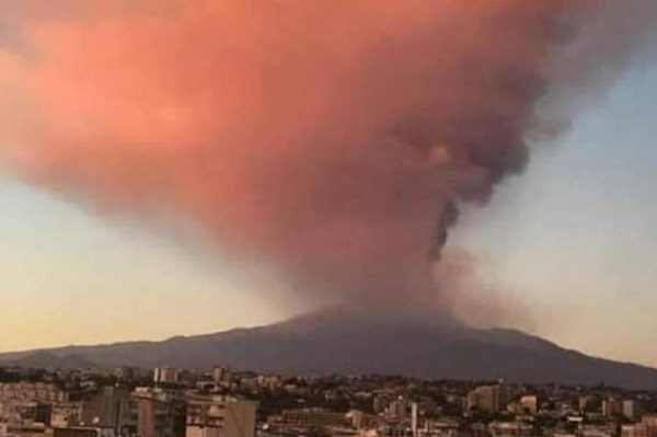 El volcán Etna entra en erupción; se suspenden vuelos #VIDEOS