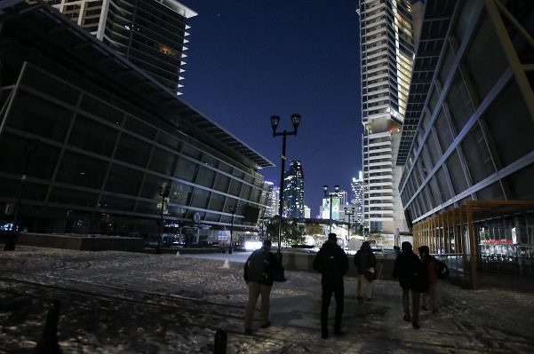 Texas continúa con cortes eléctricos por intensas nevadas