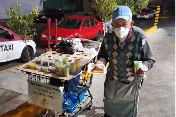 Inocente, el abuelito que vende postres junto a su perro #VIDEO