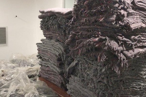 Una más de Samuel García. Lo critican por entregar cobijas "corrientes"