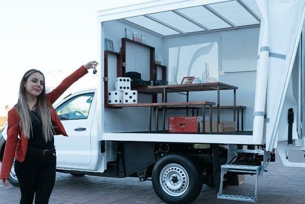 Maestra de Aguascalientes que daba clases en una pick-up recibe un"salón móvil"