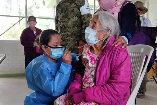 Los tres mexicanos de más de 100 años que recibieron la vacuna anticovid