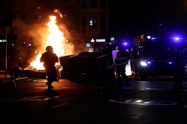 33 heridos tras protestas por encarcelamiento del rapero Pablo Hasel #VIDEO