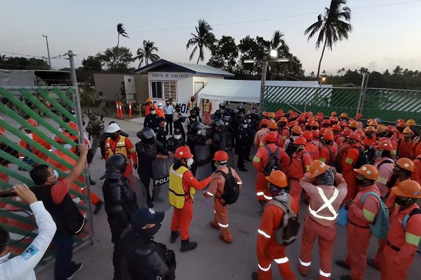Trabajadores en Dos Bocas se mantienen en paro por supuesta explotación laboral
