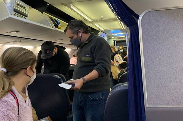 El senador Ted Cruz vacaciona en México mientras Texas está en crisis