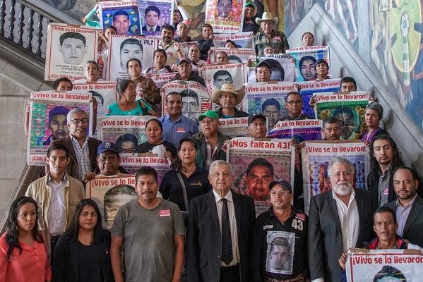 Reportan que padres de los 43 realizan reunión extraordinaria con AMLO