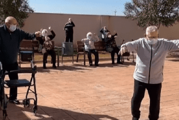 Así bailaron de felicidad estos abuelitos tras recibir la vacuna anticovid #VIDEO