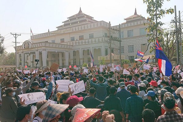 Hackers atacan páginas del Ejército de Birmania. Hay 500 detenidos por protestas