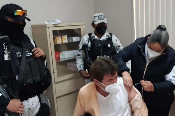 Critican a edil de Caborca por saltarse el turno para ser vacunado