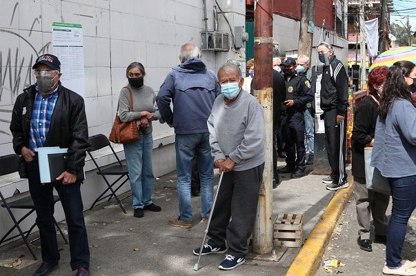 Abuelitos acudieron hoy a aplicarse la vacuna en CDMX, pero ya no había