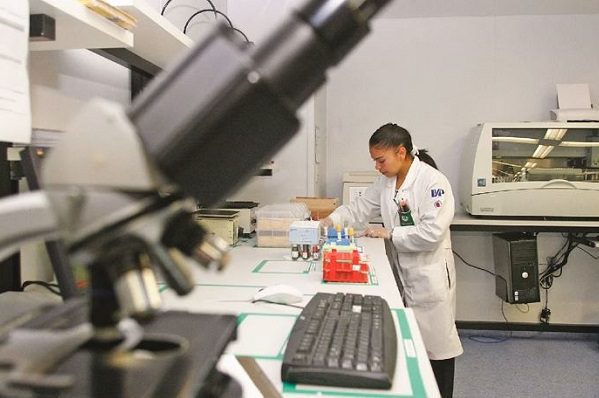 Estudiantes de carreras de medicina en CDMX volverán a las aulas este lunes