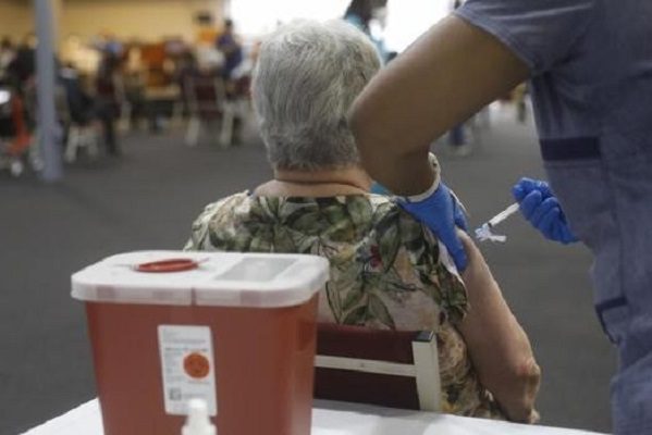 Jóvenes se disfrazaron de ancianas para vacunarse, y lo lograron