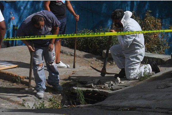 Inician investigación tras hallar piernas de mujer en coladera de Naucalpan