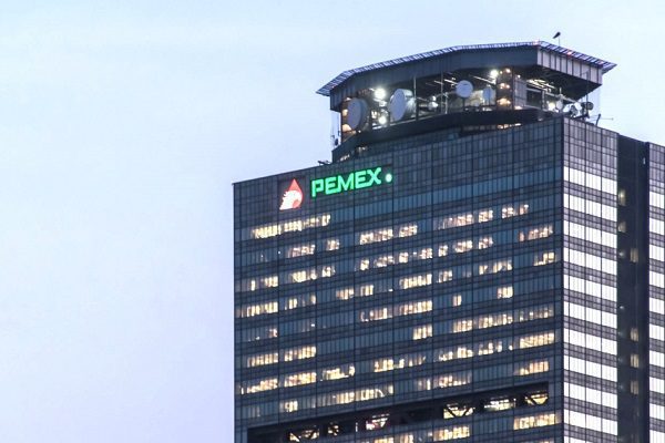 Gobierno federal rebaja la carga fiscal a Pemex