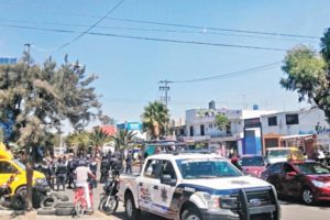 23 detenidos y ocho policías heridos tras enfrentamiento contra mototaxistas, en Neza #VIDEOS