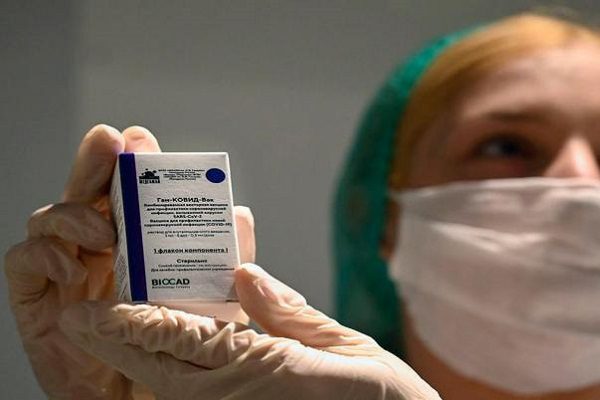 Rusia registra su tercera vacuna anticovid, la "KoviVak"